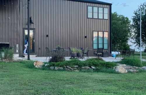 Towanda House | Outdoor Oasis and Pickleball Paradise: Fishing, Paddle-boarding, Swimming