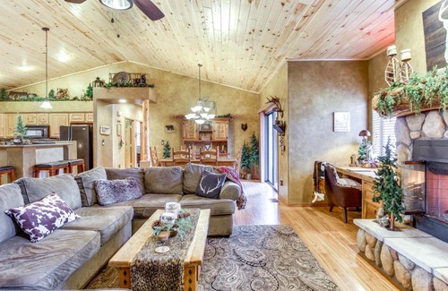 Torreon House | Outdoor Oasis Family-Friendly Cabin in Show Low!