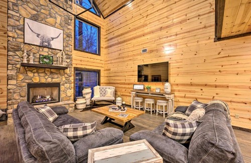 Broken Bow House | Outdoor Paradise with Hot Tub, Firepit, BBQ and More!