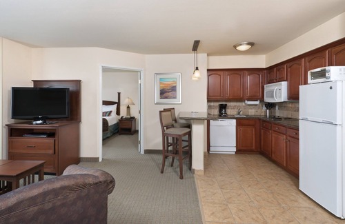 Tucson Condo | Outdoor Pool + Free Breakfast | Close to Tucson Airport