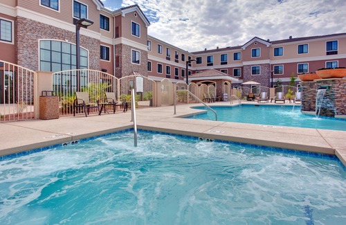 Tucson Apartment | Outdoor Pool + Free Breakfast Buffet