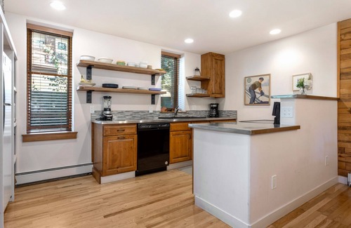 Vail Condo | Outdoor Pool, Gas Grill, Private Washer/Dryer - On Bus Route
