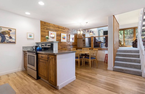 Vail Condo | Outdoor Pool, Gas Grill, Private Washer/Dryer - On Bus Route