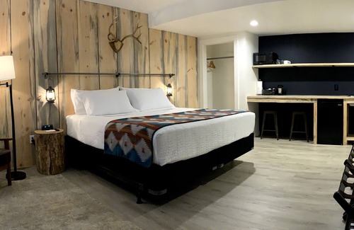 Ponderay Hotel | Outdoors Inn