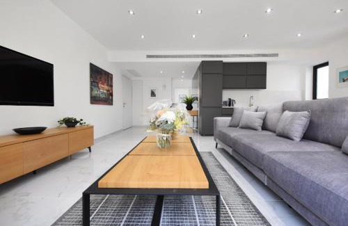 Tel Aviv Promenade Apartment | Outer Space by HolyGuest