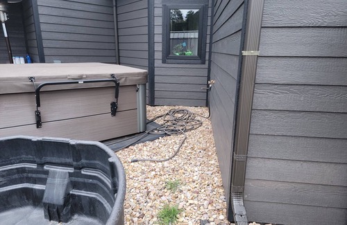 Spearfish Cabin | OUTLAW Biker hideout - AC - Shower - WIFI - FULL AMENITIES CABIN