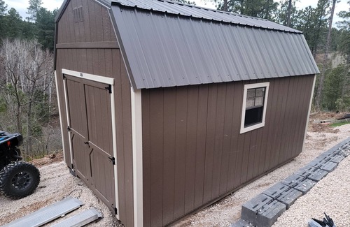 Spearfish Cabin | OUTLAW Biker hideout - AC - Shower - WIFI - FULL AMENITIES CABIN