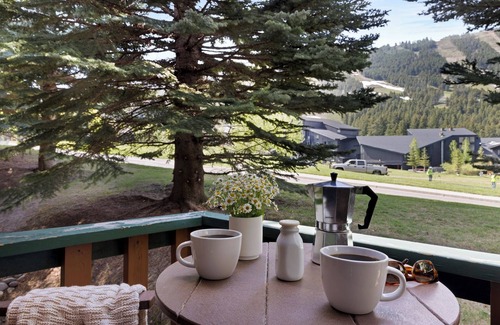 Jackson House | Outpost: Clark's Knoll 395 - Walk to Town Square