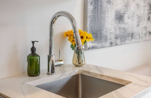 Gay Village Apartment | Outstanding 1BR |Downtown +steps to metro staion