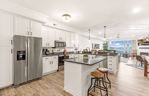 Osage Beach Condo | OUTSTANDING Lands' End Condominium - Main Channel View, Screened Deck, Waterpark