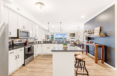 Osage Beach Condo | OUTSTANDING Lands' End Condominium - Main Channel View, Screened Deck, Waterpark