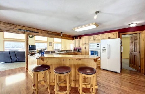 Dayton House | Outstanding Mtn View, 5 bdr sleeps 11, 4400sqft