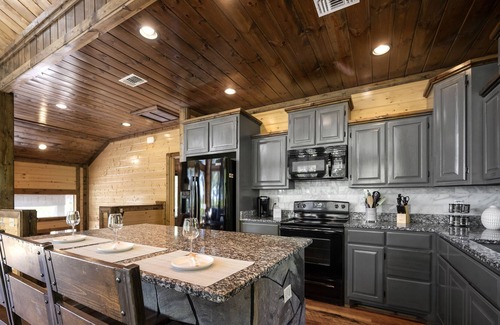 Broken Bow Cabin | Over The Edge, 3 King w/Ensuite Bath, Hot Tub, Fire Pit, Pet Friendly
