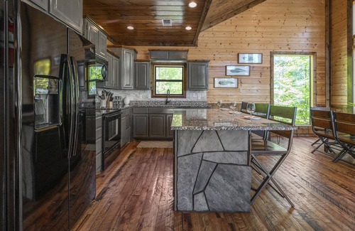 Broken Bow Cabin | Over The Edge, 3 King w/Ensuite Bath, Hot Tub, Fire Pit, Pet Friendly