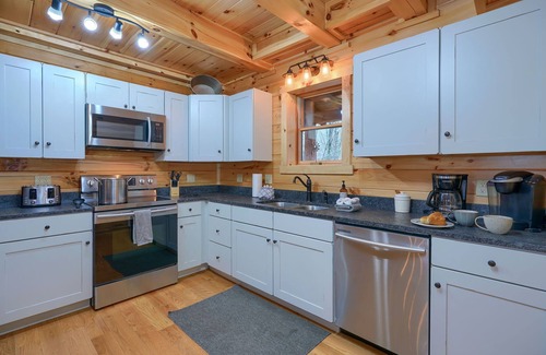 Laurelville Cabin | Overbrook Lodge, 5 bedrooms, 4.5 baths, Sleeps 16 and Two miles to Rock House