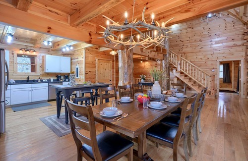 Laurelville Cabin | Overbrook Lodge, 5 bedrooms, 4.5 baths, Sleeps 16 and Two miles to Rock House