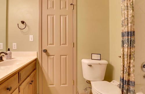 Bucyrus House | Overland Park Retreat w/ Pond & Large Backyard!