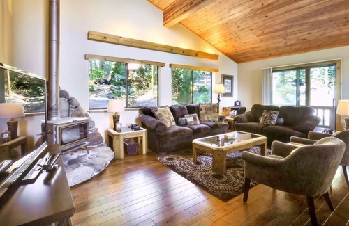 Tahoe City House | Overlook Cabin, Good View, Walk to Tahoe City, Wood Stove