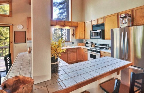 Tahoe City House | Overlook Cabin, Good View, Walk to Tahoe City, Wood Stove
