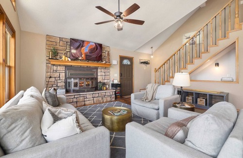 Lost Bridge Village Cabin | Overlook - Hot Tub - Beaver Lake