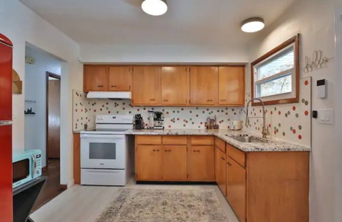 Clintonville House | Overlook Ranch Home with Hot Tub and King Bed