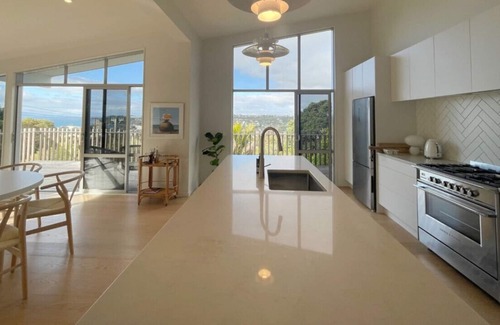 Oneroa House | Overlooking Cable Bay’s vines and between two of Waiheke’s famous bays.