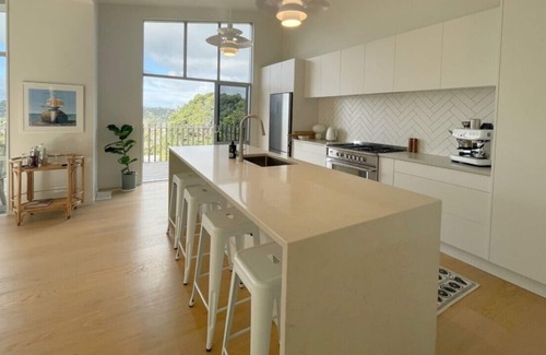 Oneroa House | Overlooking Cable Bay’s vines and between two of Waiheke’s famous bays.