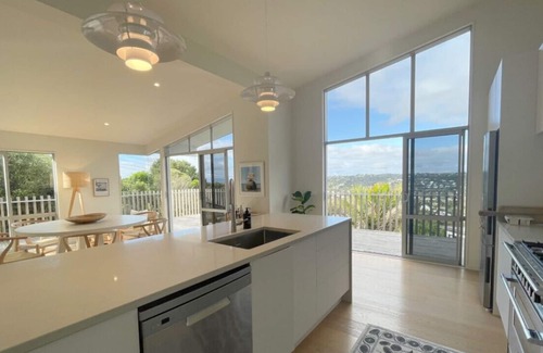 Oneroa House | Overlooking Cable Bay’s vines and between two of Waiheke’s famous bays.