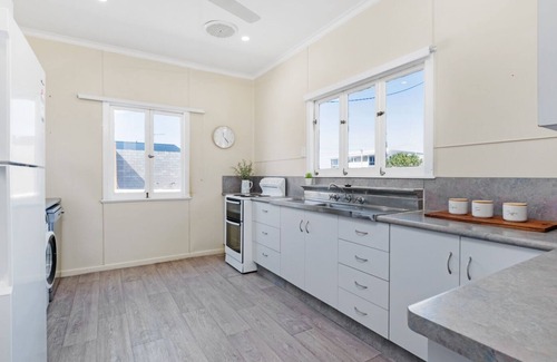 Cooee Bay House | Overlooking Keppel Bay