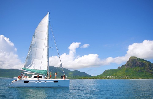 Black River Boat Rental | Overnight on a catamaran. A catana 471!