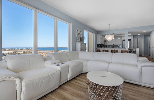 Navarre Beach Condo | Oversized 3BR/3B BEAUTIFULLY RENOVATED corner w/panoramic views of Gulf/Sound!
