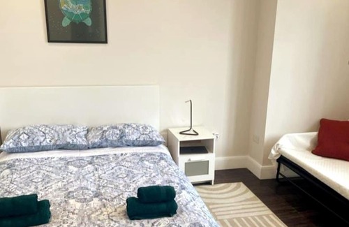 Crouch End Apartment | Ovidio's House - Peaceful flat with Terrace Relax