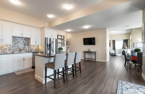 Foothills Apartment | OWAV - Lower · Oh What A View! Lower Suite - Sleeps 6