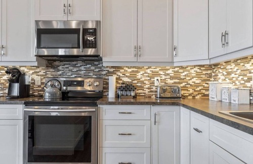 Foothills Apartment | OWAV - Lower · Oh What A View! Lower Suite - Sleeps 6