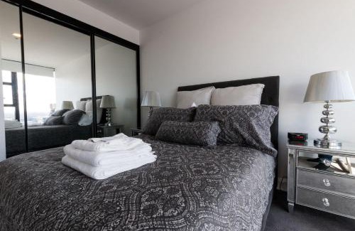 Melbourne Central Business District Apartment | Owen · Soaring City Views Central Location
