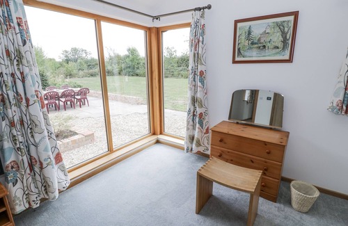 Priors Marston Cottage | OWL BARN, pet friendly, character holiday cottage in Farnborough