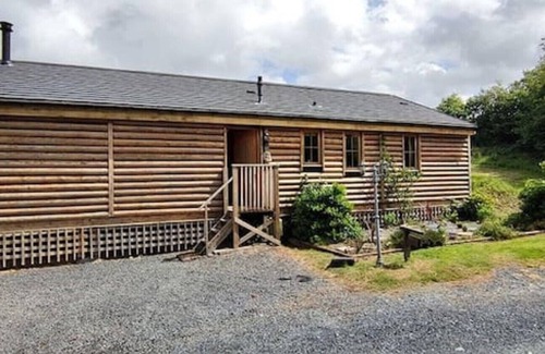 Llanbrynmair Cabin | Owl cabin - 6 berth cabin in Mid Wales with hot tub and enclosed garden