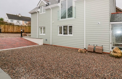 Wadebridge Apartment | OWL, pet friendly, luxury holiday cottage, with a garden in Padstow