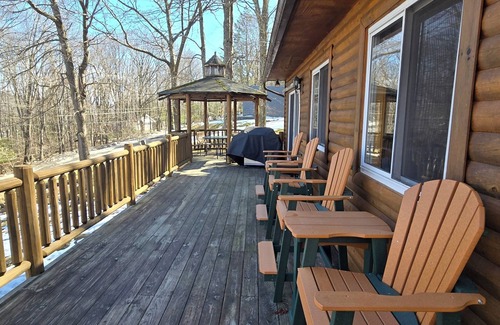 McHenry House | Owl's Nest- 3 Bedroom Dog-Friendly home with Hot Tub and Air Hockey