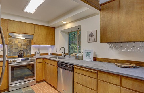 Mount Hood Village House | Owlpine Lodge-Secluded*Loft*Hot Tub*Deck*Dog Friendly!