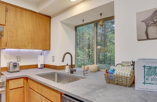 Mount Hood Village House | Owlpine Lodge-Secluded*Loft*Hot Tub*Deck*Dog Friendly!
