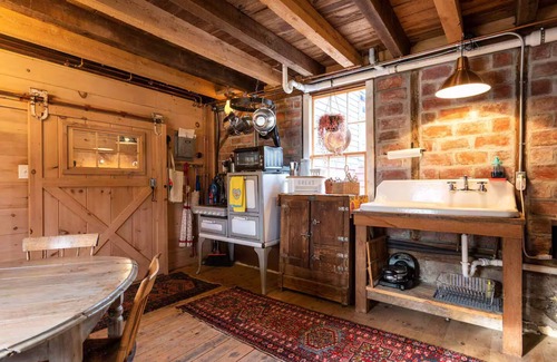 Coxsackie Cabin | Owls Nest Cabin c.1840 w/fireplace & hot tub