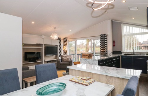 Wimborne Cottage | OWLS NEST, pet friendly, with pool in Furzehill