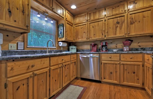 Mineral Bluff Cabin | Owner Managed! Firepit, Hot Tub, Game Room, 3 King Beds & Paved Roads