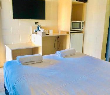 Cunnamulla Hotel | OXFORD HOTEL MOTEL