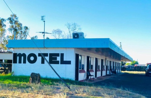 Cunnamulla Hotel | OXFORD HOTEL MOTEL
