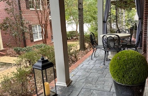 Oxford House | Oxford Square but a few steps away in Camilla Park! Cozy Oxford Retreat