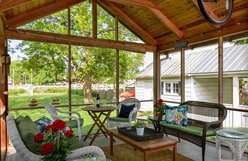 Oxford Cabin | Oxford Waterfront Cottage-Walk to Town, Kayak, Dock, and Bikes