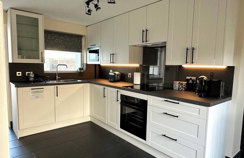 Port-Eynon Cottage | Oxwich View Cottage - short walk to Port Eynon beach and village amenities