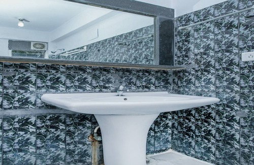 Bommasandra Hotel | OYO 10885 Hotel Keerthana International